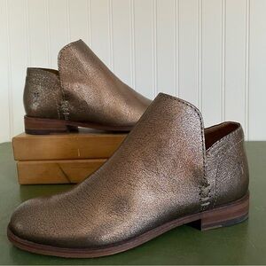 NWT Frye ELYSSA SHOOTIE Booties/Low Boots in Golden Silver Crackle
